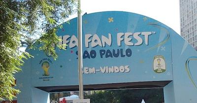 fifafanfestmanifestantes.jpg