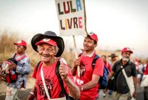 Militantes sem-terra marcham rumo a Brasília, para o registro da candidatura Lula