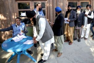 Apesar das ameaças do EI e do Talebã, os eleitores têm comparecido às urnas, no Afeganistão