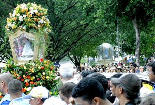Milhões de fiéis, reunidos em Belém, neste sábado, festejam o dia de Santa Maria, mãe de Deus