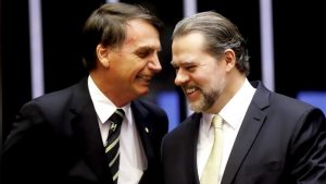 Bolsonaro e Toffoli se encontram pela primeira vez desde que filho do presidente eleito disse que bastaria 'um cabo e um soldado' para fechar o STF