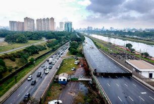A pista cedeu no elevado sobre a Marginal Pinheiros, uma das principais artérias do tráfego na capital paulista