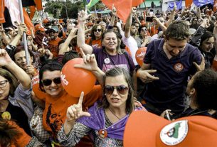Centenas de militantes prestam homenagem ao ex-presidente Lula, preso em Curitiba