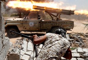 Rebeldes líbios lutam contra o regime islâmico instaurado no país, após a morte de Gaddafi