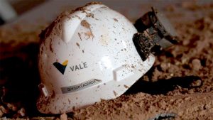 Nas lentes do fotógrafo Washington Alves, da agência inglesa de notícias Reuters, o capacete do engenheiro Geikson Taytson Amador Campos Lacerda, desaparecido na tragédia de Brumadinho, simboliza o estado de desgaste em que se encontra a mineradora, que já foi uma das maiores do mundo