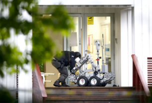 Policial norueguês opera um robô, na porta da mesquita, em busca de possíveis explosivos