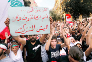 Milhares de libaneses foram às ruas, neste domingo, em protesto contra o governo de Saad Hariri