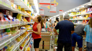 A deflação observada em Alimentação e bebidas (-0,25%) resulta da queda nos preços do grupamento alimentação no domicílio