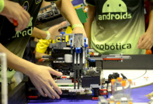Alunos testam robôs em feira de Ciências promovidas para o desenvolvimento de novas tecnologias