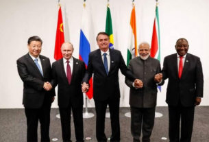 Os presidentes da China, Rússia, Brasil, Índia e África do Sul aparecem na tradicional foto do encontro, de mãos dadas