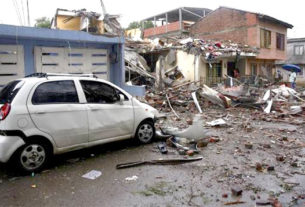 A delegacia ficou destruída após a explosão de um carro-bomba, no interior da Colômbia