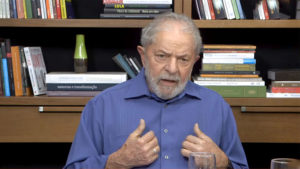Lula, em entrevista, prometeu continuar na carreira política e "levantar o moral da tropa"