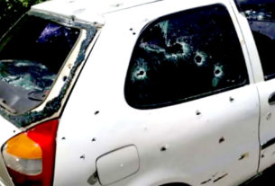 O veículo, em Costa Barros, foi atingido por mais de 100 tiros