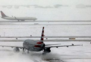 Avião da American Airlines em pista coberta por neve no aeroporto internacional de Denver, no Colorado