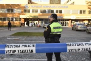 Após tiroteio, polícia isola área em torno do Hospital Universitário em Ostrava, na República Tcheca