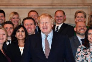 Primeiro-ministro britânico, Boris Johnson, posa com novos parlamentares conservadores no Parlamento britânico, em Londres