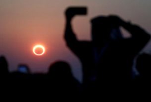 Eclipse solar visto em Jabal Arba, em Hofuf, iArábia Saudita