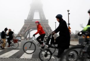 Parisiense recorrem a bicicletas diante de paralisação da maioria das linhas de metrô