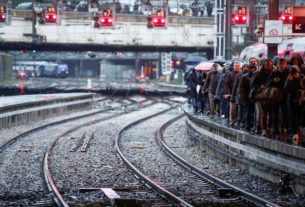 Passageiros andam em uma plataforma na estação de trem Gare Saint-Lazare, em Paris, em mais um dia de greve