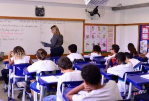 Professor dá aula em escola carioca