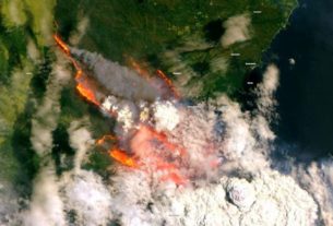 Imagem de satélite do incêndio florestal na baía de Bateman, sudeste das Austrália