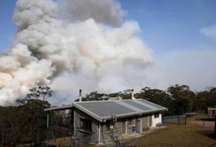 Fumaça de incêndio perto de residência em Penrose, Nova Gales do Sul, na Austrália