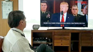 Bolsonaro, assistindo ao discurso do colega norte-americano, Donald Trump. Subserviência