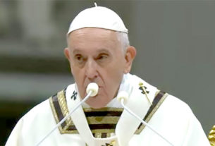 O papa Francisco ora pelas vítimas do atentado terrorista cometido pelos EUA, em solo iraquiano