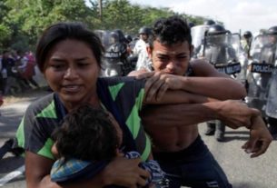 Migrantes da América Central fogem da polícia mexicana perto de Frontera Hidalgo, em Chiapas