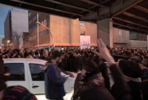 Manifestantes protestam em Teerã, em 13 de de janeiro, em foto obtida pela Reuters em rede social