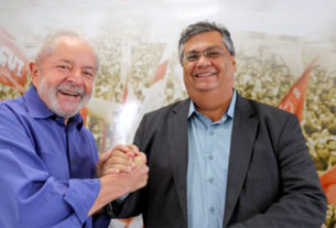 Lula e Dino se cumprimentam, na tentativa de encerrar um episódio de confronto entre o PT e os comunistas