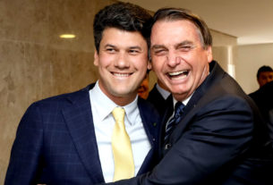 Presidente do BNDES, Montezano é abraçado por Bolsonaro, que o chama agora de 'garoto' após envolvimento em contrato suspeito