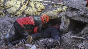 Socorristas tentam achar vítimas de terremoto sob escombros em Elazig