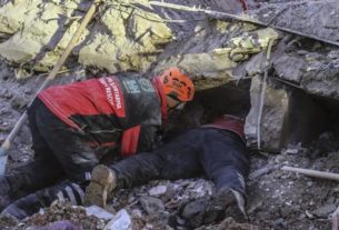 Socorristas tentam achar vítimas de terremoto sob escombros em Elazig