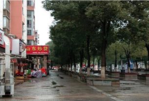 Rua vazia em Wuhan, na China, em foto obtida das redeis sociais
