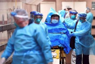 Equipe médica transfere paciente de um caso altamente suspeito de um novo coronavírus no Hospital Queen Elizabeth em Hong Kong, China