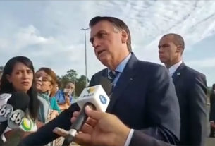 Bolsonaro atacou a repórter, em entrevista a jornalistas, à saída do Palácio da Alvorada, sem qualquer reação dos colegas