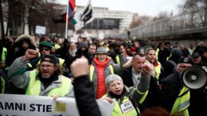 Manifestantes com coletes amarelos protestam em Paris