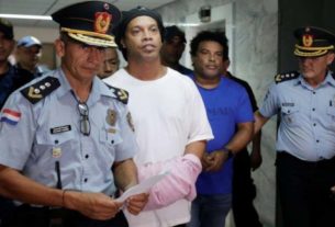 Ronaldinho e Assis chegam algemados a tribunal do Paraguai