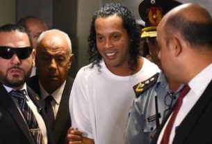 O ex-atacante do Brasil e Barcelona Ronaldinho Gaúcho foi preso no Paraguai na sexta-feira
