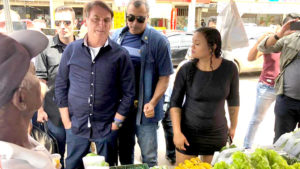 O presidente Bolsonaro irritou uma freguesa que esperava o troco, na barraca da feira que visitou, para testar a popularidade