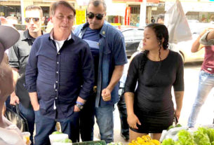 O presidente Bolsonaro irritou uma freguesa que esperava o troco, na barraca da feira que visitou, para testar a popularidade