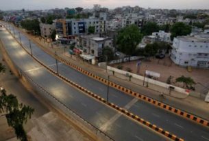 Ruas quase vazias em Ahmedabad após bloqueio para limitar a disseminação do coronavírus, Índia
