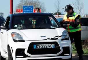 Policial alemão verifica carro na fronteira com a França