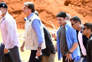 Bolsonaro e seu grupo de ajudantes compareceram à inauguração de um hospital de campanha, no interior de Goiás