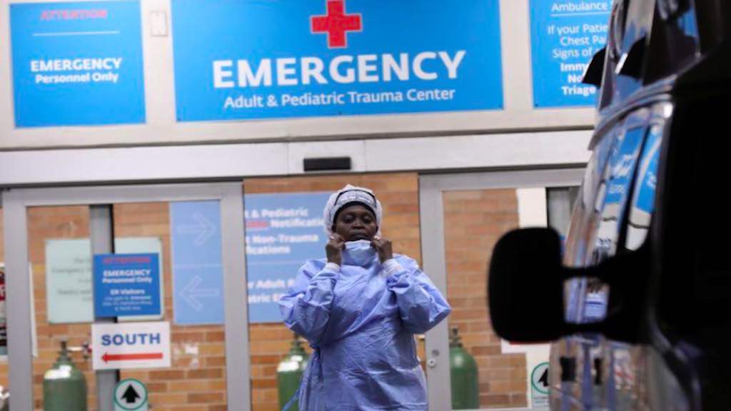 Profissional de saúde em frente a centro de emergência de hospital no Brooklyn, em Nova York