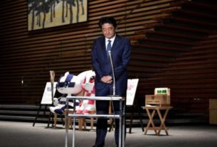Premiê Abe fala sobre resposta ao coronavírus em sua residência oficial em Tóquio