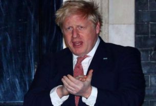 Premiê britânico, Boris Johnson, do lado de fora da residência oficial em Londres