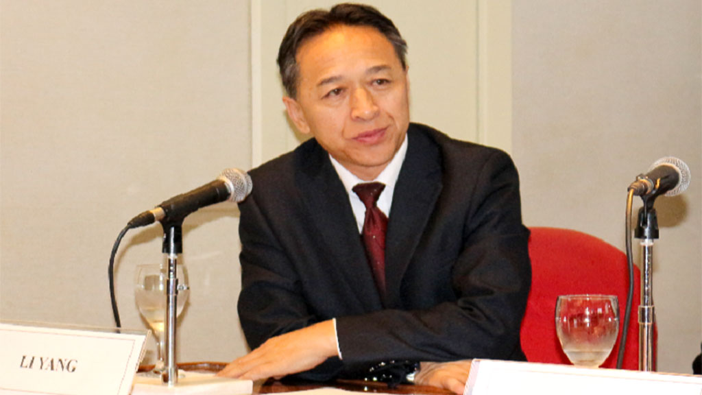 O embaixador Li Yang deixa claro que o deputado Eduardo Bolsonaro (PSL-SP) deve desculpas ao povo chinês