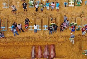 Média diária de enterros em Manaus saltou de 28 para 80, e valas comuns foram abertas